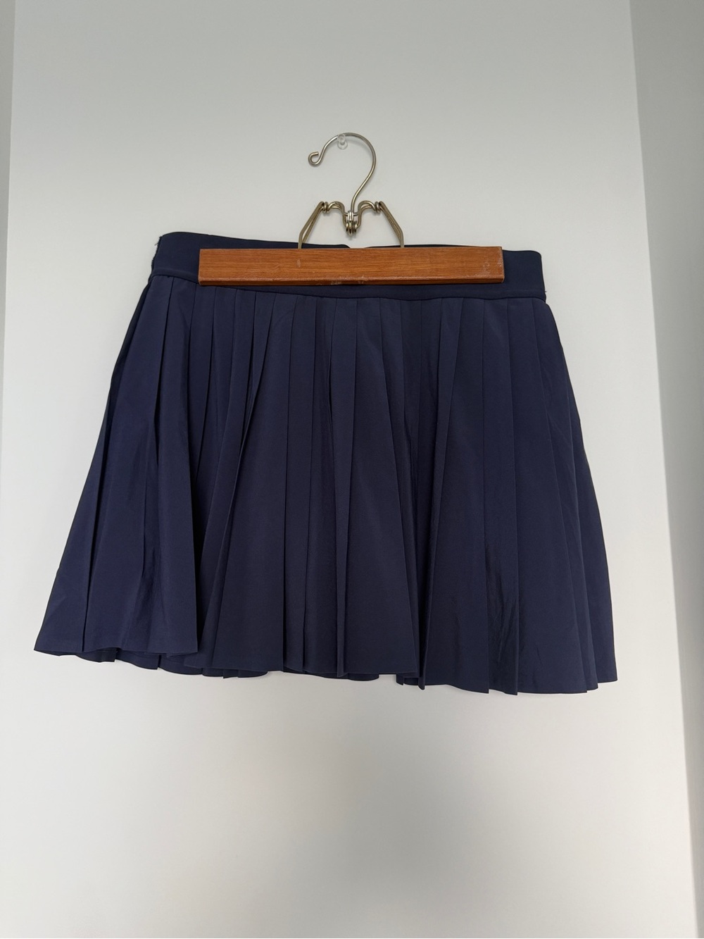 Aritzia GOLDEN Navy skort